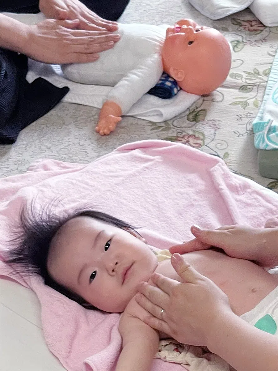 「赤ちゃんの笑顔に癒されて。」〜第1回ふれあいマッサージ教室と撮影会〜